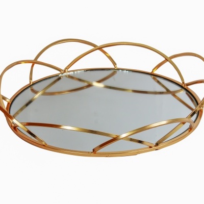 Bandeja redonda espelhada com estrutura metálica dourada entrelaçada