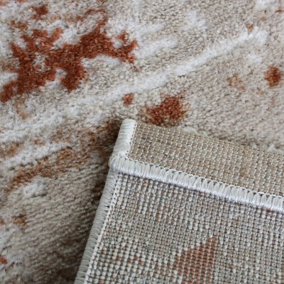 Tapete com padrão abstrato em tons de creme e castanho
