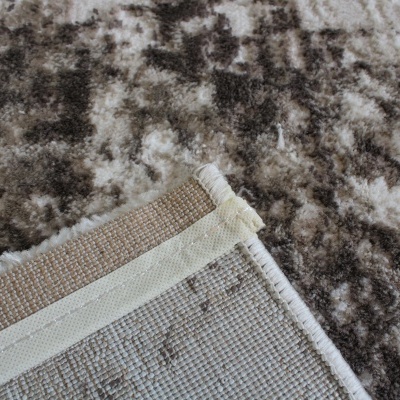 Tapete com padrão abstrato castanho e branco e parte inferior de tecido tecido bege com costura branca
