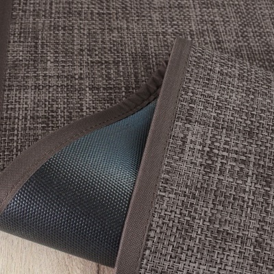 Tapete cinza escuro texturizado com bordas marrons e fundo antiderrapante preto