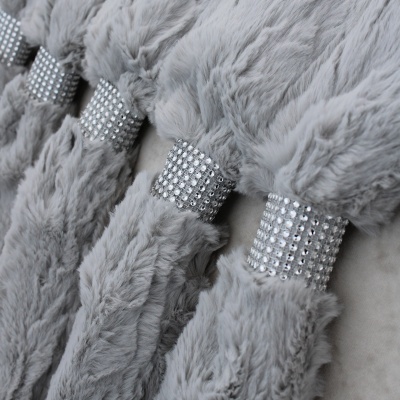 Pulseiras cinza de pelúcia com detalhes prateados