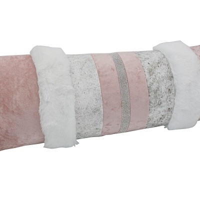 Almofada decorativa retangular com cores rosa, branco e cinza e detalhes texturizados