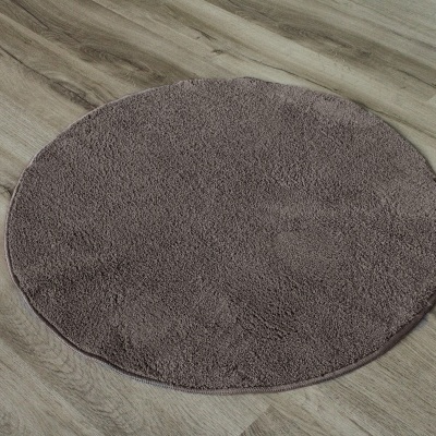 Tapete redondo cinza em chão de madeira clara