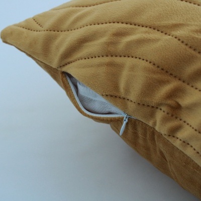 Almofada castanha com padrão de linhas salientes e fecho de correr branco