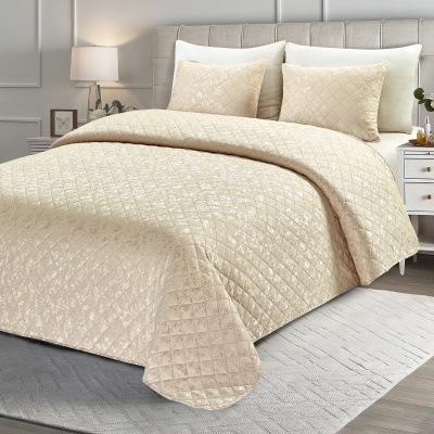 Conjunto de cama bege com padrão em relevo numa cama com cabeceira branca numa divisão luminosa