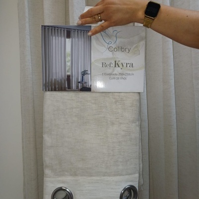 Etiqueta de cortinado Colibry Kyra com cortinado bege e ilhós prateados