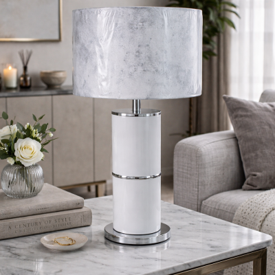 Lâmpada de mesa branca com abajur cinzento sobre mesa de mármore
