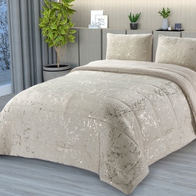 Conjunto de cama bege claro com textura e almofadas, em quarto com planta e cortinas cinza