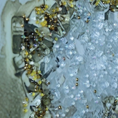 Objeto decorativo com cristais transparentes e detalhes dourados