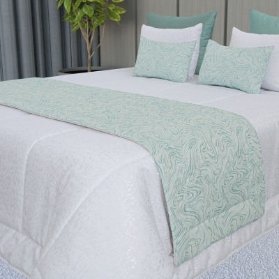 Colcha bege clara com passadeira verde água com padrão abstrato em cama moderna.