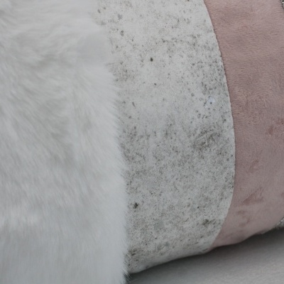 Faixas texturizadas branca felpuda, cinza manchada e rosa com pedraria numa almofada