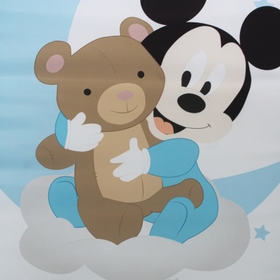 Ilustração de bebé Mickey Mouse abraçando ursinho na nuvem com estrelas no fundo