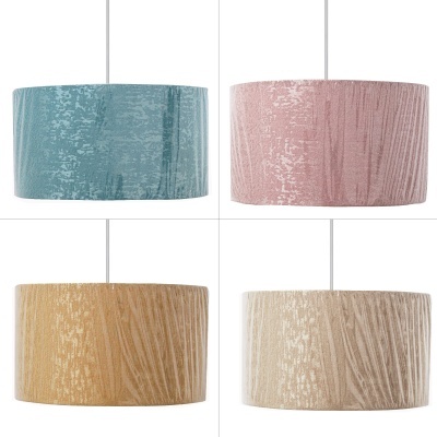 Quatro candeeiros cilíndricos de teto com textura de madeira em azul, rosa, amarelo e bege