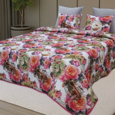 Conjunto de roupa de cama floral com carros clássicos, em cama arrumada num quarto com cortinas cinzentas.