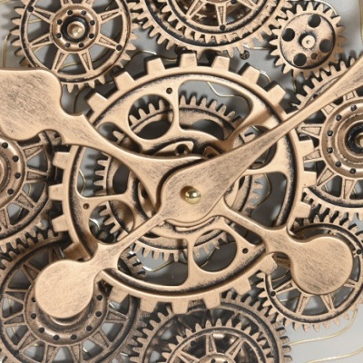 Relógio de parede dourado com engrenagens e fundo cinza