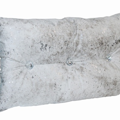 Almofada retangular cinzenta com textura aveludada e botões brilhantes