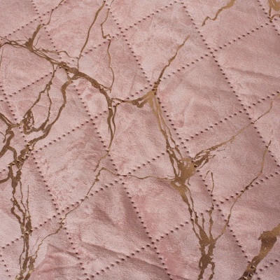 Tecido rosa com padrão diamante e detalhes dourados
