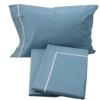 Conjunto de roupa de cama azul com linha branca nas bordas