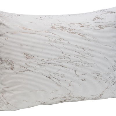 Travesseiro branco com padrão de veios beige