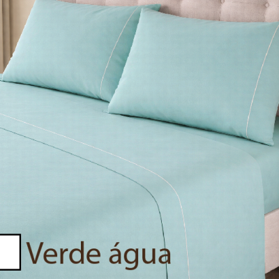 Jogo de cama verde água com detalhes brancos numa cama com cabeceira estofada bege