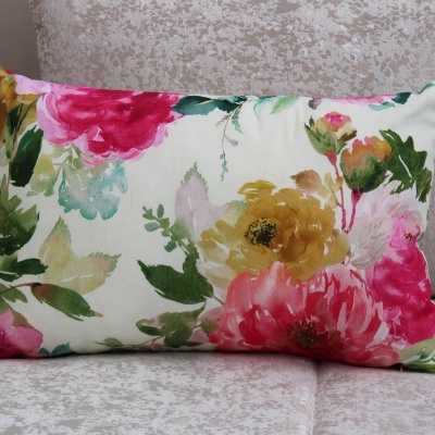 Almofada decorativa floral sobre sofá bege claro