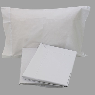 Conjunto de roupa de cama branca composto por fronha e lençóis dobrados