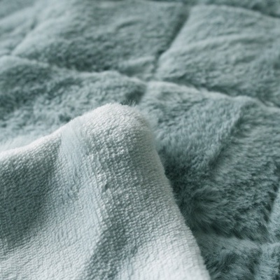 Cobertor ou manta cinza claro com padrão quadriculado e textura peluda