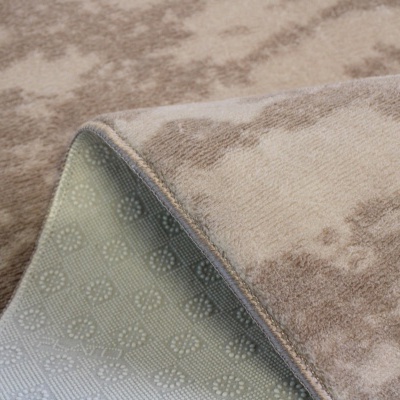 Tapete bege e castanho claro com padrão abstrato e fundo antiderrapante cinza