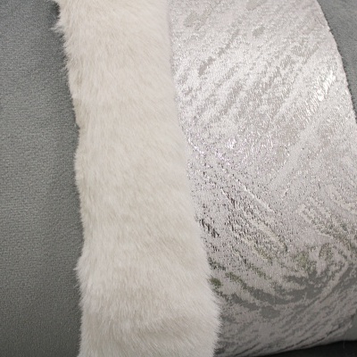 Almofada decorativa cinzenta com faixa prateada e faixa branca peluda