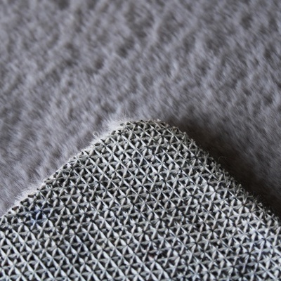 Tapete cinzento com padrão de malha em relevo