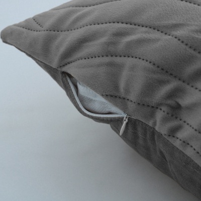 Almofada cinzenta com padrão linhas costeadas e fecho de correr branco