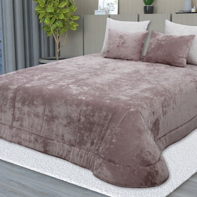 Cama com colcha e almofadas rosa velho em quarto decorado