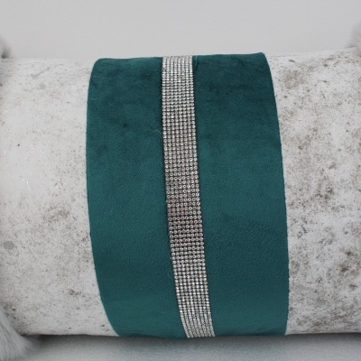 Travesseiro branco com faixa verde e strass prateados, bordas de pelúcia cinza
