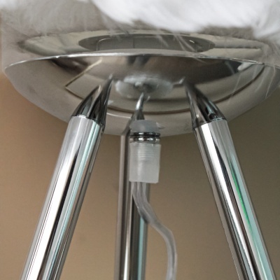 Base metálica cromada de suporte com três pés e cabo transparente