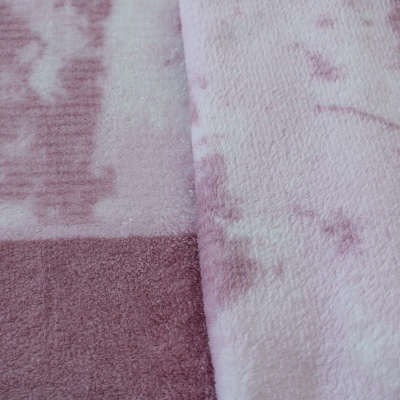 Tecido macio rosa com padrão floral e texturas variadas