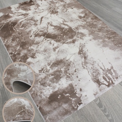 Tapete decorativo bege e castanho com padrão abstrato sobre chão de madeira