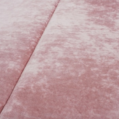 Tecido cor-de-rosa claro com textura aveludada e padrão irregular
