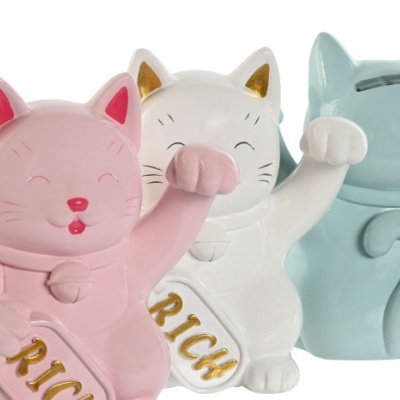 Três mealheiros cerâmicos em forma de gato da sorte nas cores rosa, branco e azul claro.