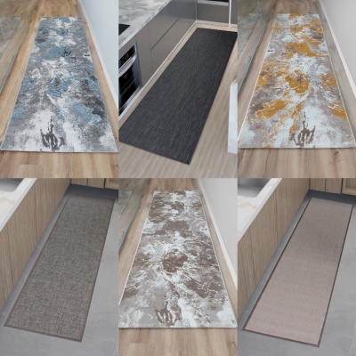 Tapetes corredores retangulares variados em padrões abstratos e lisos sobre chão de madeira e piso cinza