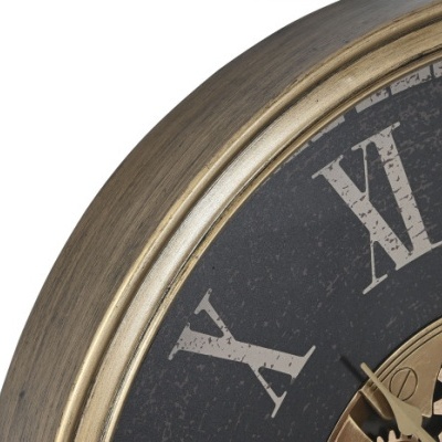 Relógio de parede com moldura dourada e mostrador preto com números romanos brancos