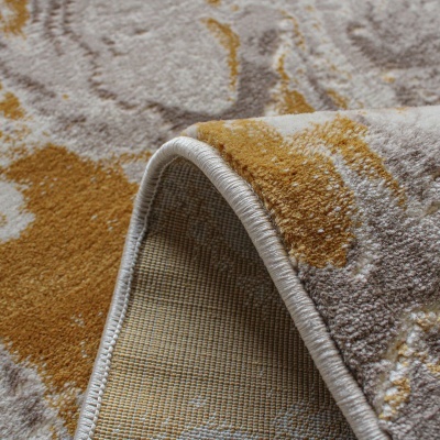 Tapete com padrão abstrato em castanho, bege e branco, com borda costurada