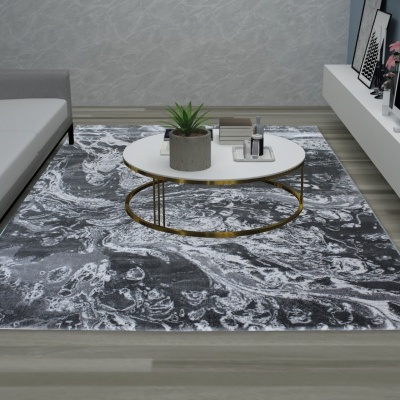 Tapete marmoreado preto, cinzento e branco com mesa de centro redonda branca e dourada e sofá cinzento