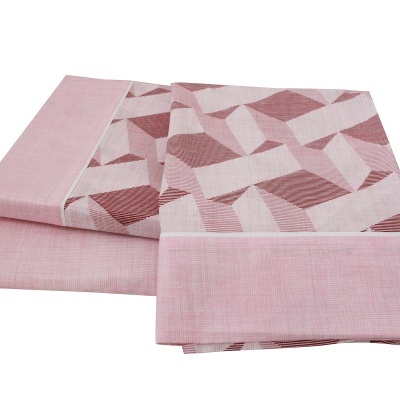 tecidos em tons de rosa com padrão geométrico