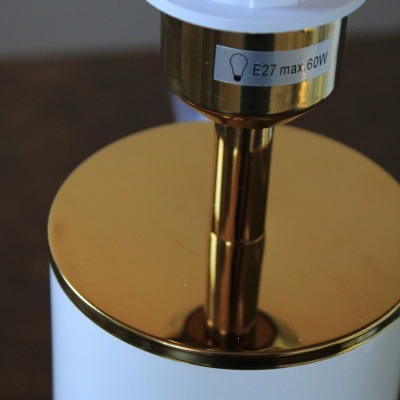 candeeiro de mesa com base dourada e suporte para lâmpada E27 60W