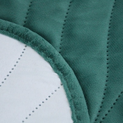 Cobertor verde com padrão ondulado e borda felpuda