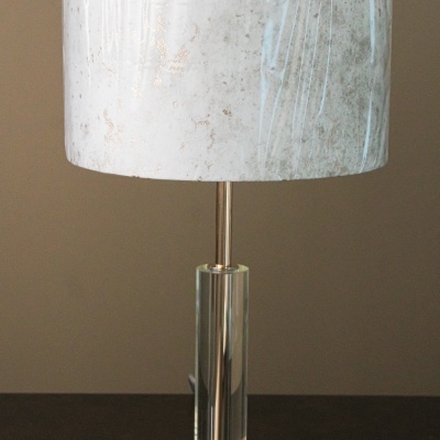 Candeeiro de mesa com base metálica e abajur branco texturizado