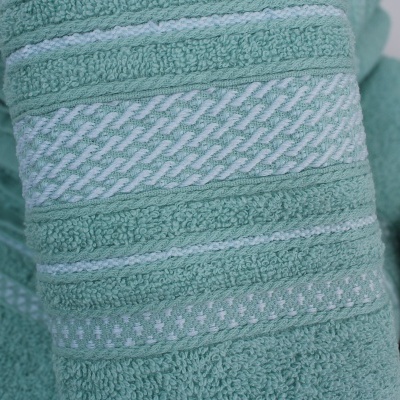 Toalhas verdes felpudas com padrão branco decorativo