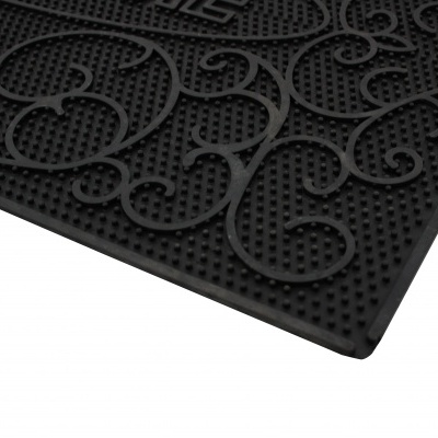 Tapete preto com padrão intricado curvilíneo e textura perfurada