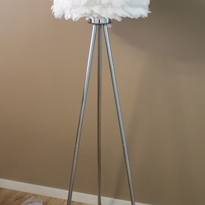 Candeeiro de pé com cúpula de penas brancas e base tripé metálica prateada