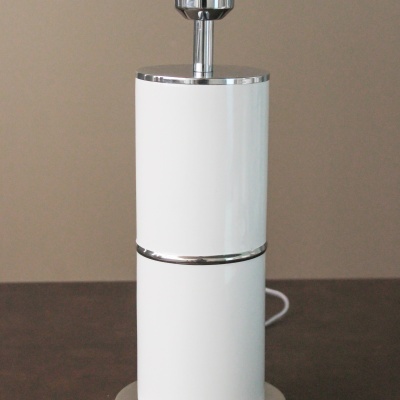 Base branca e cromada de candeeiro sobre superfície castanha